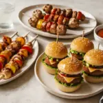 Spiedini e mini burger per una cena diversa: opzioni creative che conquistano anche i più diffidenti